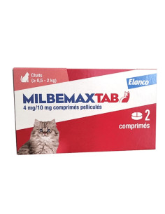 boit allongé rouge et blanche avec chaton sur le boite