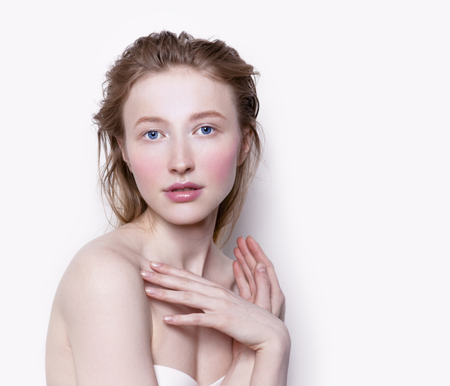 Portrait d'une jeune femme à la peau claire et aux joues rosées